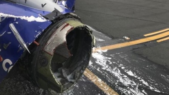 Двигатель пасажирского самолета взорвался в воздухе, один человек погиб