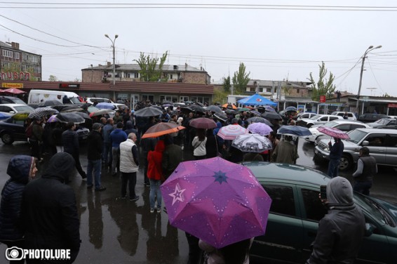 Полиция после переговоров с Пашиняном разрешила шествие в Ереване