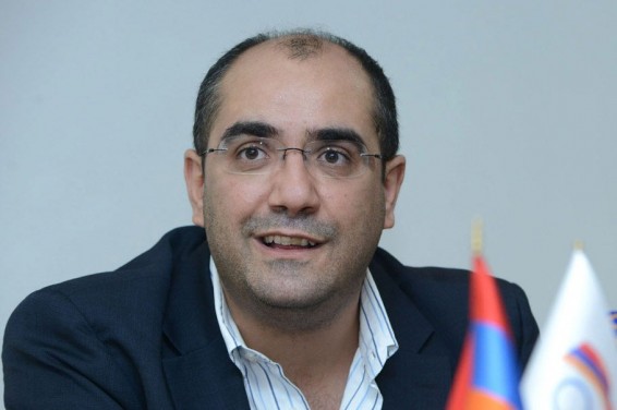 Հրաչ Ռոստոմյանը հրաժարական տվեց նախարարի պաշտոնից