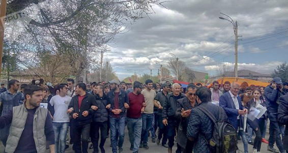 Десятки протестующих вошли в здание мэрии Гюмри и потребовали присоединиться к протестам