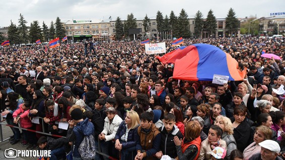 «Նիկոլ, Գյումրին քեզի սիրե գը». հանրահավաք