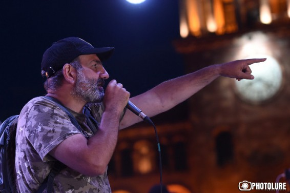 Пашинян объявил «день тишины» в Армении, он готов стать премьер-министром