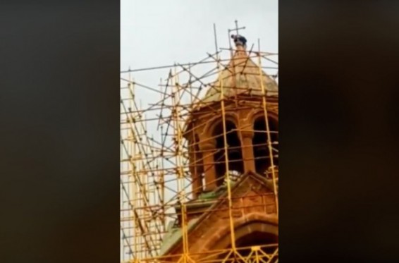 Video. Տղամարդը փորձել է սղոցել Մայր Աթոռ Սուրբ Էջմիածնի Մայր տաճարի խաչը. հարուցվել է քրեական գործ