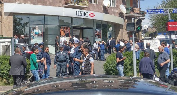 Пашинян пришел на панихиду по погибшему во время нападения на банк в Ереване