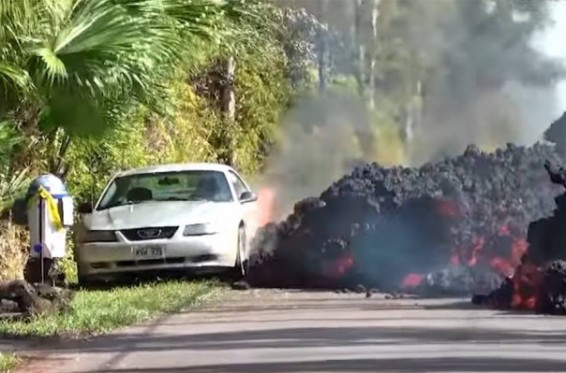 Video. Հավայան կղզիներում լավան «կուլ է տալիս» Ford Mustang մեքենան