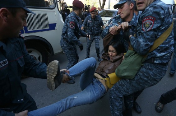 Ցույցերի ընթացքում բերման ենթարկվելու ընթացում ոստիկանության կողմից բռնության ենթարկվելու գործով տուժող է ճանաչվել 25 անձ, այդ թվում՝ 5 լրագրող և 1 փաստաբան