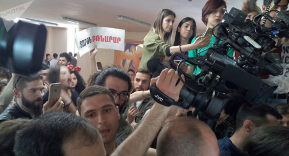 Активисты ворвались в мэрию Еревана и требуют отставки градоначальника Тарона Маркаряна