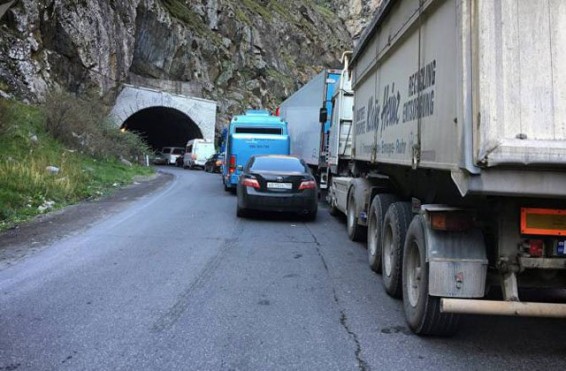 Լարսում հայկական ավտոբուսներին չեն թույլատրում Ռուսաստանի տարածք մտնել