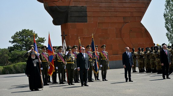 Նախագահը ծաղկեպսակ է դրել Սարդարապատի ճակատամարտի հերոսների հիշատակը հավերժացնող հուշակոթողին