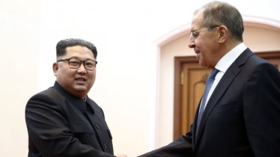 Лавров впервые встретился с Ким Чен Ыном. И пригласил его в Россию