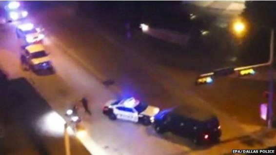 Звуки выстрелов и вой сирен в Далласе, где неизвестные убили полицейских
