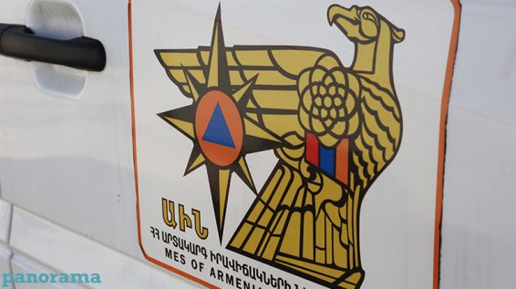В Ереване обрушился балкон квартиры на 15-м этаже, повредив припаркованные во дворе автомобили