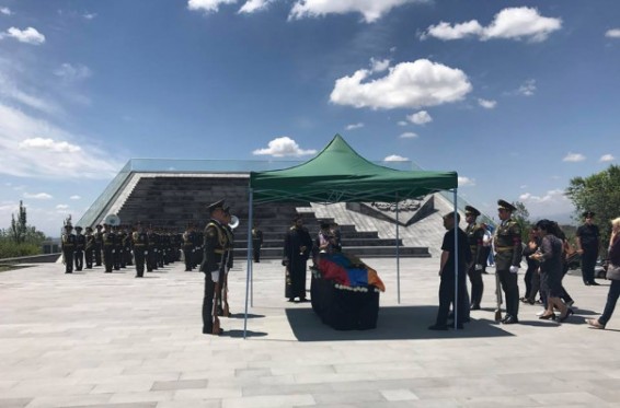 Եռաբլուրում զինվորական կարգով հուղարկավորեցին հակառակորդի գնդակից զոհված Վահագն Էլոյանին