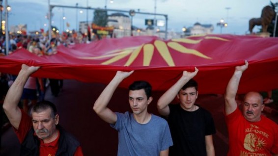 Быть ли Северной Македонии? Премьеры за, народ против
