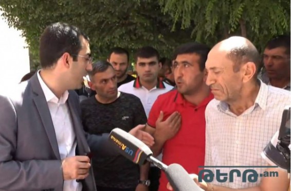 Կաթ արտադրող գյուղացիները բողոքի ակցիա են իրականացնում կառավարության շենքի դիմաց