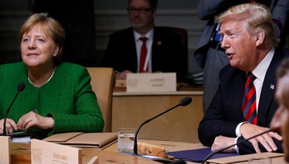 Политолог рассказал, как Трамп бросил Меркель конфеты на саммите G7