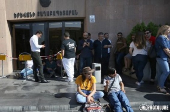 Բողոքի ակցիա քաղաքապետարանի դիմաց. պահանջում են Տարոն Մարգարյանի հրաժարականը