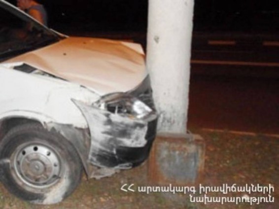 Կապանում «Subaru Legacy»-ն բախվել էլեկտրական սյանը. կան վիրավորներ