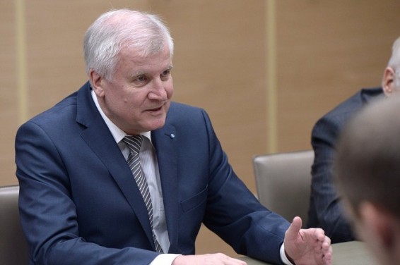 Глава МВД ФРГ подтвердил предложение о своей отставке со всех постов