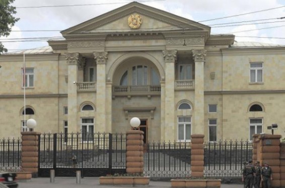 Բաղրամյան 26-ի մոտ տղամարդը վրան բենզին է լցրել ու փորձել ինքնահրկիզվել. միջամտել են ոստիկանները