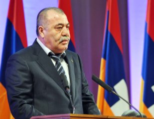 Մանվել Գրիգորյանին զրկեցին Էջմիածնի պատվավոր քաղաքացու կոչումից