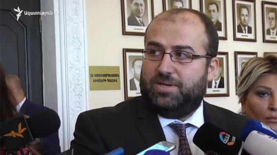 Министр охраны природы Армении Э. Григорян объяснил, почему вода в Севане стала зеленой