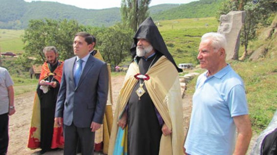Օծվել է Արդվու Սուրբ Հովհան Օձնեցի Հայրապետի դամբարան-մատուռին կից զանգակատան խաչը