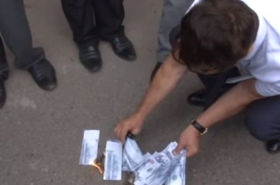 В Баку сожгли доллары в поддержку Турции