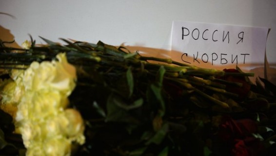 Лавров и Керри отправились к посольству Франции, чтобы почтить память жертв