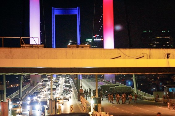 Զինվորականները Բոսֆորի կամրջի վրա կրակ են բացել մարդկանց ուղղությամբ