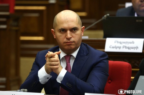Ուզում եք երկա՞ր մնալ վարչապետ, ապա բարի եղեք գործով զբաղվել. Արմեն Աշոտյանը՝ Նիկոլ Փաշինյանին