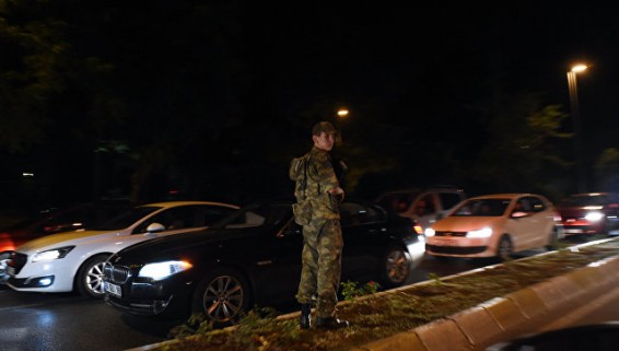 СМИ: в Анкаре около 200 безоружных солдат сдались полиции