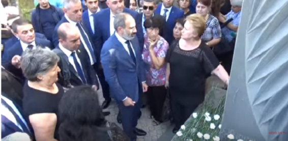 Երեխաները հուշակոթողի մոտ սպասում էին Ձեզ, մտածում էինք՝ կմոտենաք, բայց անտարբեր անցաք. զոհվածների ծնողները՝ Փաշինյանին