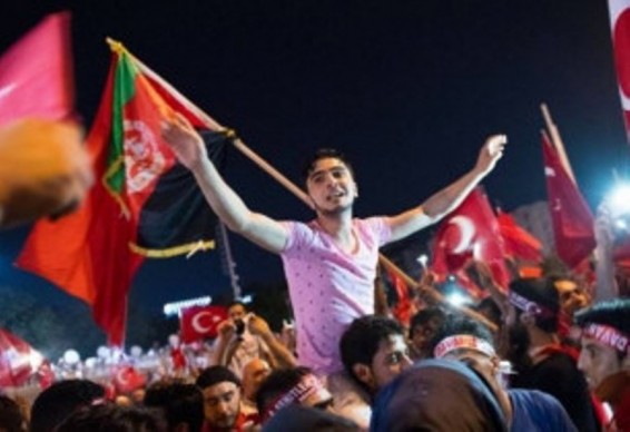 Ստամբուլի քաղաքապետարանի աշխատակիցները տանկերով երթ են արել՝ «Ալլահու ակբար» վանկարկելով