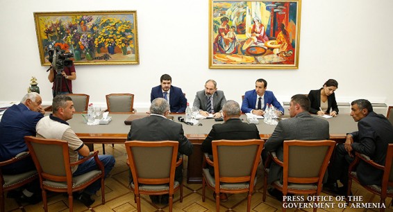 Старые долги эпохи войны: Никол Пашинян принял протестующих арцвашенцев