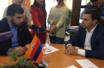 Դավիթ Սանասարյանը հանդիպեց Մարալիկի համայնքապետի հետ, ապա ակցիայի մասնակիցներին կոչ արեց ժամանակավորապես դադարեցնել ակցիան