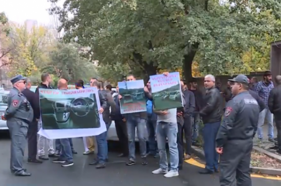 «Սահմանում գերի են մեր մեքենաները». «Ղեկը աջ» նախաձեռնությունը բողոքի ակցիա է անցկացնում ԱԺ-ի մոտ