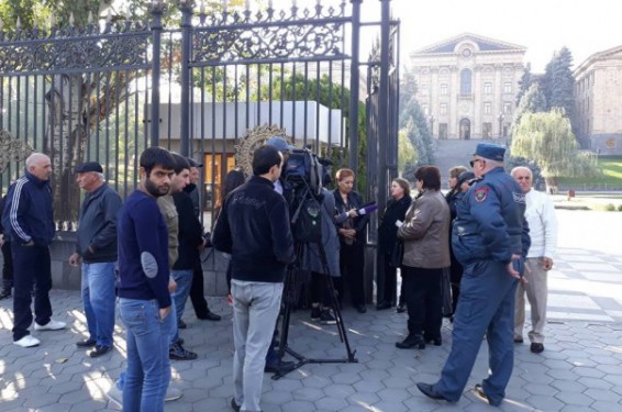 Բողոքի ակցիա ԱԺ-ի մոտ. ցմահ դատապարտյալների հարազատները պահանջում են, որ համաներումը տարածվի նաև իրենց հարազատների վրա