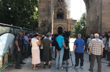 Լարված վիճակ Էջմիածնում. ովքեր են ներխուժել Մայր Աթոռի տարածք. armlur.am