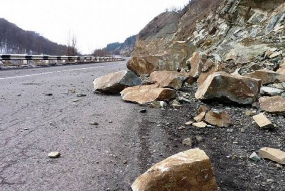 Вследствие камнепада односторонне закрыта дорога Капан-Каджаран