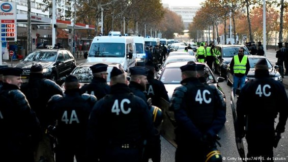 Участница акции протеста против повышения цен на топливо во Франции погибла под колесами автомобиля