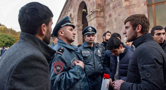 Пусть теперь Пашинян поддержит нас: участники Апрельской войны устроили митинг в Ереване