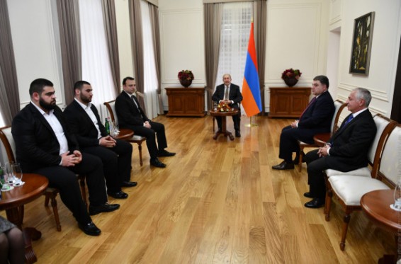 Նախագահը պարգևատրել է Ֆրանկոֆոնիայի գագաթնաժողովի կազմակերպման գործում նշանակալի ներդում ունեցած դիվանագետներին և Ծանրամարտի աշխարհի առաջնության մեդալակիրներին