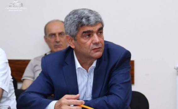 Պետք է անհապաղ վայր դնեն զենքը, որից հետ նախագահ Սարգսյանը կհրավիրի Սեֆիլյանին. Վիտալի Բալասանյան