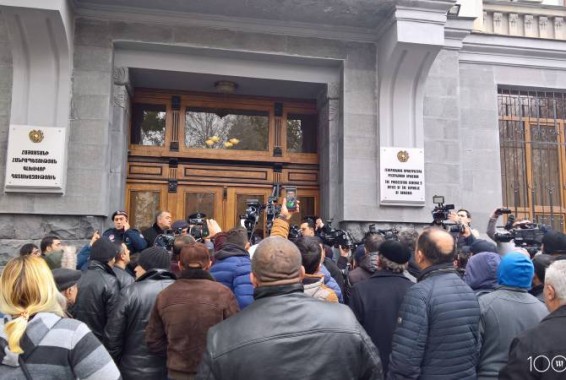Артур Давтян встретился с гражданами, протестующими против освобождения Манвела Григоряна под залог
