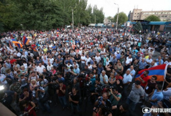 Խորենացի փողոցում առկա է լարվածության կտրուկ սրման իրական վտանգ, ուստի հարկ է հավաքը մեկ այլ տեղ տեղափոխել. Ոստիկանություն