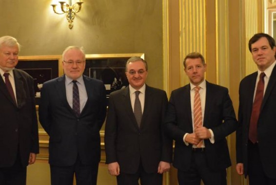 Փարիզում մեկնարկել է Զոհրաբ Մնացականյանի հանդիպումը ԵԱՀԿ ՄԽ համանախագահների և Անջեյ Կասպրշիկի հետ