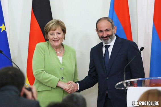 Ангела Меркель пригласила Пашиняна в Германию