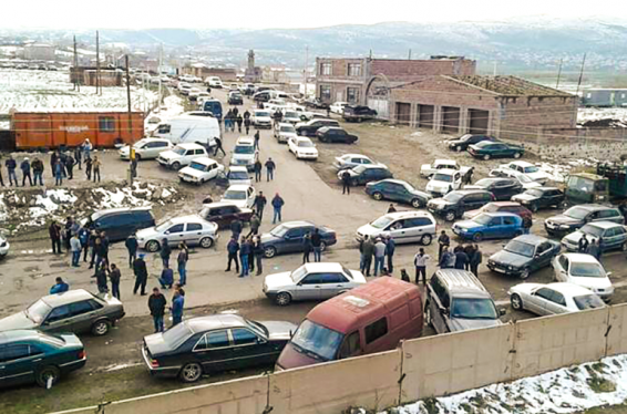 Վարդենիսի համայնքապետի թեկնածուն ու նրա աջակիցները փակել են դեպի Երևան տանող ճանապարհը. պահանջում են մարզպետի հրաժարականը