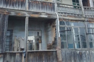 «Մի օր կփլուզվի մեր շենքը, բայց այլևս ոչինչ շտկել հնարավոր չի լինի». Շամլուղ քաղաքի բնակիչները բաց նամակով դիմել են վարչապետին և այլ պաշտոնատար անձանց